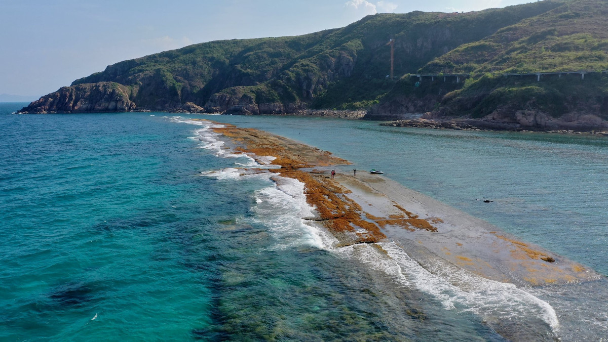 Những nhà nghiên cứu vẫn miệt mài tìm kiếm trong các thư tịch cổ, nhưng chưa thấy ghi chép nào về bức tường thành bí ẩn này. Đến ngày nay, công trình kỳ vĩ này là món quà ban tặng của tạo hóa hay do bàn tay khối óc người xưa xây dựng nên? Tất cả vẫn nằm trong màn bí mật.
