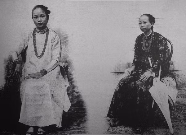 Trong cuốn sách ảnh khổ lớn Đông Dương xinh đẹp và kỳ vĩ do Đông A và NXB Dân Trí phát hành, công chúng có cơ hội ngắm nhìn những bức ảnh chụp cuộc sống của người dân ở Sài Gòn đầu thế kỷ 20 do nhiếp ảnh gia người Pháp Pierre Marie Alexis Dieulefils thực hiện. Trong ảnh là 2 phụ nữ quyền quý ở Sài Gòn hơn 100 năm trước.