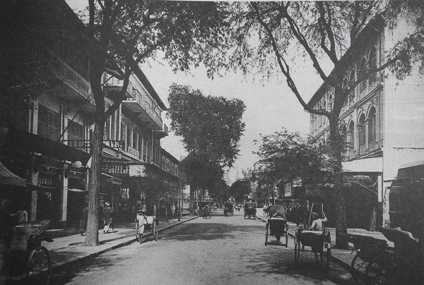 Giao thông tấp nập trên đường Catinat đoạn gần Nhà hát TP, nay là đường Đồng Khởi, quận 1, TP.HCM.