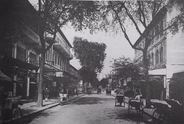 Giao thông tấp nập trên đường Catinat đoạn gần Nhà hát TP, nay là đường Đồng Khởi, quận 1, TP.HCM.