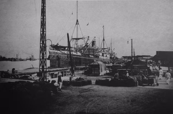 Bến tàu Hãng Messageries Maritimes (ngày nay thuộc khu vực bến Nhà Rồng, quận 4, TP. HCM).