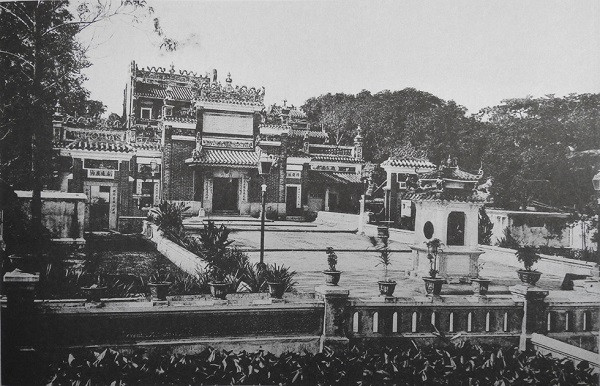 Không khí trang nghiêm tại chùa Ngọc Hoàng.