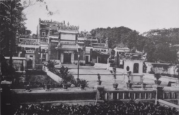 Không khí trang nghiêm tại chùa Ngọc Hoàng.