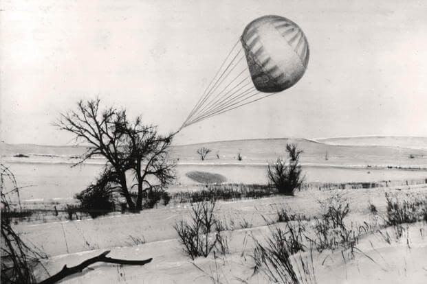 Phòng nghiên cứu Kỹ thuật Quân đội Số 9 của Nhật Bản phụ trách tạo ra những khinh khí cầu dùng khí hydro có tên là Fu-Go để tấn công nước Mỹ. Các chuyên gia quân sự của Nhật đã dùng các bao cát để giữ thăng bằng và một đồng hồ kiểm soát độ cao.