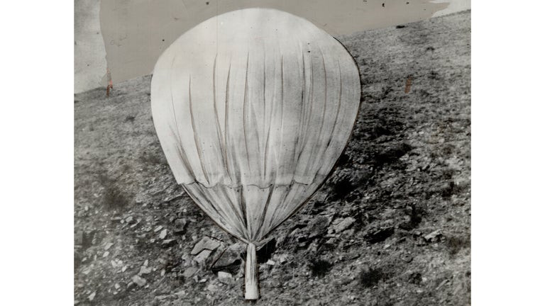 Tiếp đến, những khinh khí cầu được trang bị mang theo các thiết bị dễ cháy và thuốc nổ có sức công phá lớn. Chúng mất khoảng 30 - 60 giờ để bay tới bờ biển nước Mỹ.