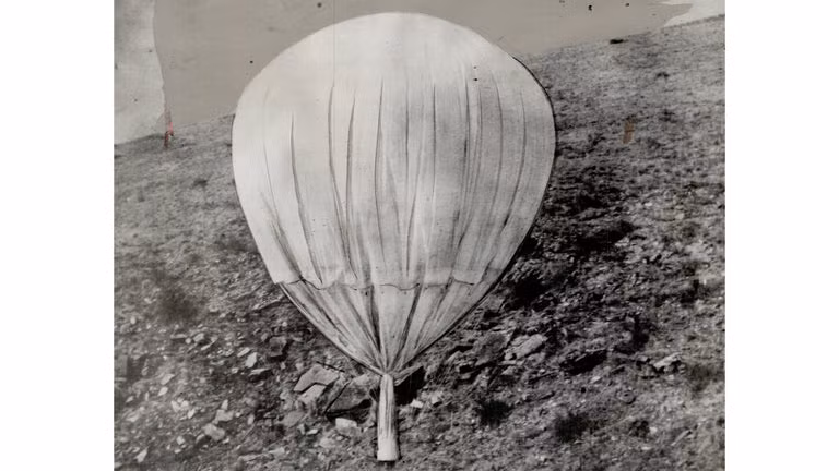 Tiếp đến, những khinh khí cầu được trang bị mang theo các thiết bị dễ cháy và thuốc nổ có sức công phá lớn. Chúng mất khoảng 30 - 60 giờ để bay tới bờ biển nước Mỹ.