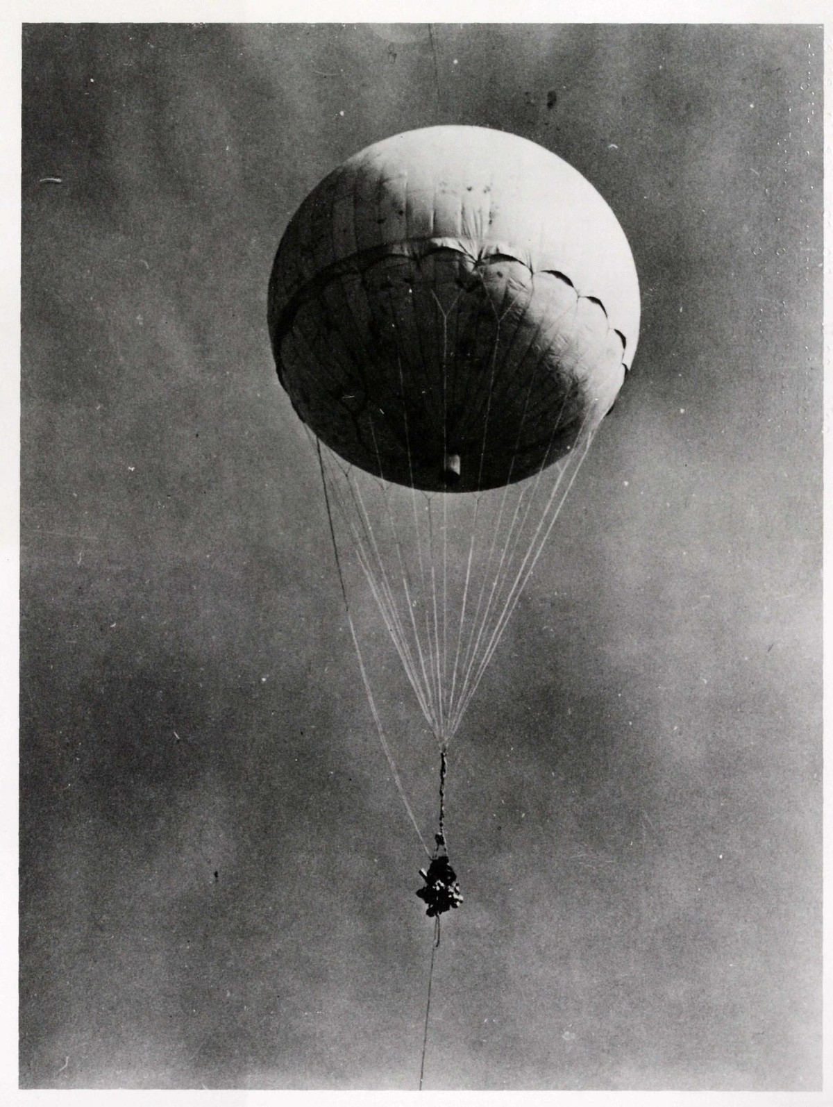 Những khinh khí cầu của Nhật Bản được thiết kế giúp bay cao vào ban ngày và hạ thấp vào ban đêm nhờ một đồng hồ đo khí áp giúp kiểm soát trần bay.