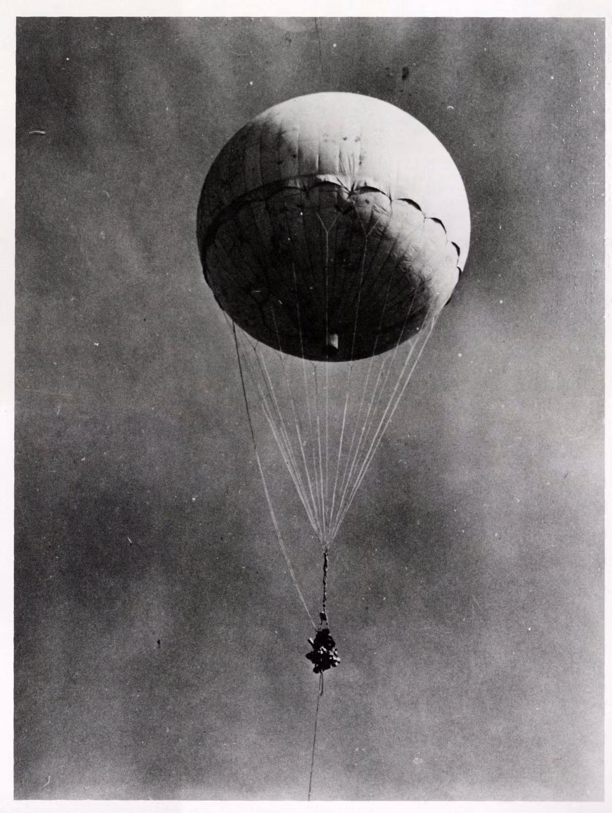 Những khinh khí cầu của Nhật Bản được thiết kế giúp bay cao vào ban ngày và hạ thấp vào ban đêm nhờ một đồng hồ đo khí áp giúp kiểm soát trần bay.