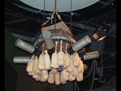 Năm 1942, tàu ngầm của Nhật Bản đã âm thầm tiến sát bờ biển nước Mỹ và oanh tạc một số mục tiêu ở bang Oregon và California nhưng không gây ra thiệt hại đáng kể nên từ bỏ kế hoạch này. Từ năm 1944, giới chức Nhật Bản đã quyết định lên kế hoạch tấn công lãnh thổ đất liền của Mỹ bằng cách sử dụng khinh khí cầu mang theo vật liệu nổ.