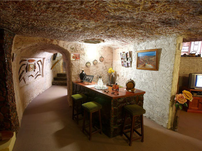 Một nghiên cứu chỉ ra rằng, những người sống dưới lòng đất trong thời gian dài mà không tiếp xúc với ánh sáng mặt trời có thể ngủ tới 30 giờ mỗi lần đặt mình xuống giường nghỉ ngơi.