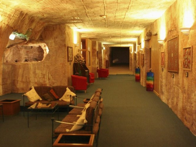 Khi sống dưới lòng đất, ngoài nhà cửa, con người còn xây nhà thờ, trường học, cửa hàng, bệnh viện, rạp chiếu phim... Theo đó, con người có thể có cuộc sống khá thoải mái, tiện nghi giống như khi ở trên mặt đất.