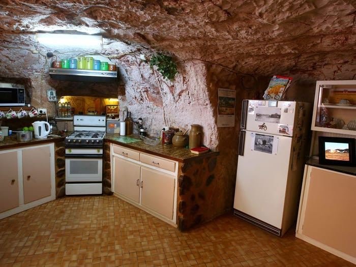 Một nguy cơ khác khi con người sống dưới lòng đất là lũ quét. Những ngôi nhà xây dưới lòng đất có thể bị ngập nước nhanh chóng khi xảy ra mưa lũ khiến nhiều người không kịp sơ tán. Theo đó, thương vong có thể khá cao.