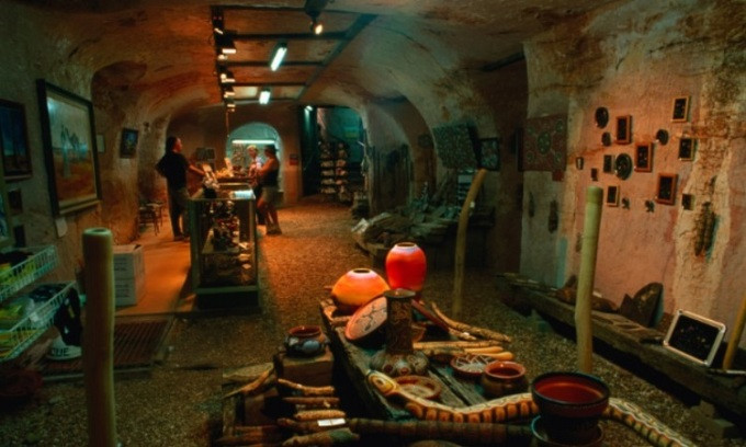 Một số nơi trên thế giới như thị trấn Coober Pedy tại Nam Australia có khoảng 60% dân số sống dưới lòng đất. Việc chuyển nhà từ trên mặt đất xuống dưới lòng đất được giới chuyên gia đánh giá đem lại lợi ích khá lớn cho người dân.