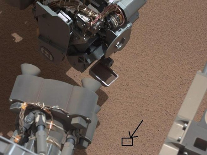 Năm 2012, xe tự hành Curiosity chụp được ảnh "vật thể lạ" sáng bóng trên bề mặt Sao Hỏa. Về sau, NASA tuyên bố đó là một mảnh nhựa nhỏ rơi ra từ xe tự hành Curiosity.