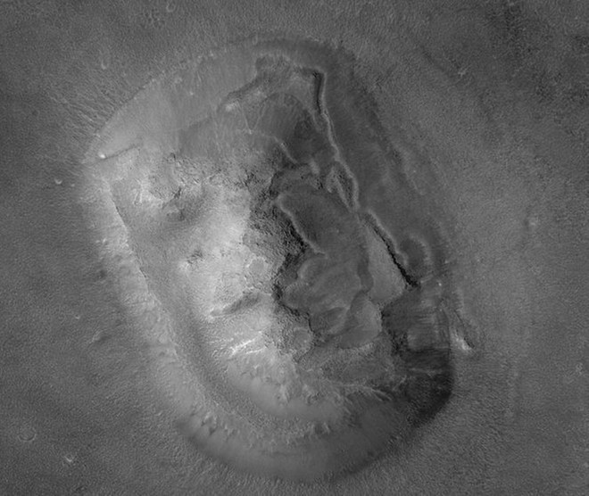 Tàu thăm dò Mars Global Surveyor của NASA chụp được bức ảnh độ phân giải cao hơn về "khuôn mặt trên Sao Hỏa" vào năm 2001. "Khuôn mặt" đó thực chất là một ngọn núi đá có đỉnh bằng.