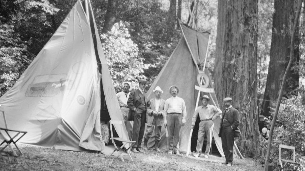 Khu rừng Bohemian Grove nằm ở phía bắc California, Mỹ. Tất cả thành viên đều là nam giới và đến khu rừng này để thảo luận về các vấn đề lớn trên thế giới.