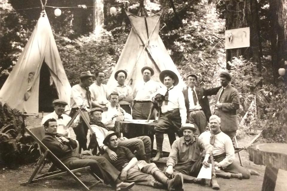 Thế nhưng, một thuyết âm mưu khác cho rằn, Câu lạc bộ Bohemian chỉ đơn giản là nơi các thành viên tụ họp, trò truyện và nghỉ ngơi. Do chỉ là đồn đoán nên đến nay không ai biết hội kín này hoạt động như thế nào, bàn luận những vấn đề gì...