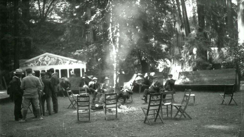 Câu lạc bộ Bohemian là hội kín được thành lập năm 1872. Theo những thông tin ít ỏi được công khai, Câu lạc bộ Bohemian có các thành viên là những người quyền lực và giàu có. Họ tổ chức gặp mặt bí mật tại khu rừng Bohemian Grove vào cuối tháng 7.