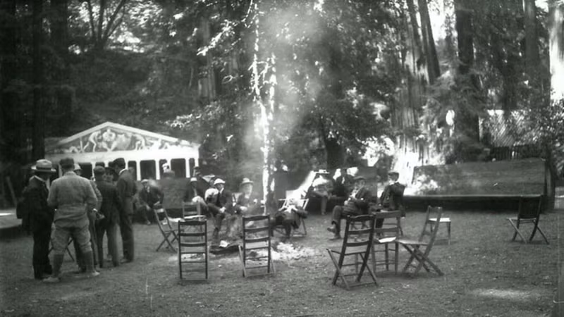 Câu lạc bộ Bohemian là hội kín được thành lập năm 1872. Theo những thông tin ít ỏi được công khai, Câu lạc bộ Bohemian có các thành viên là những người quyền lực và giàu có. Họ tổ chức gặp mặt bí mật tại khu rừng Bohemian Grove vào cuối tháng 7.