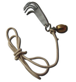 Một số Zhua còn có một cơ cấu lò xo để móng vuốt bám và xé toạc da thịt của đối thủ. Người sử dụng vũ khí này phải luyện tập khá lâu mới có thể tấn công, tiêu diệt đối thủ bằng móng vuốt bay một cách thành thạo.