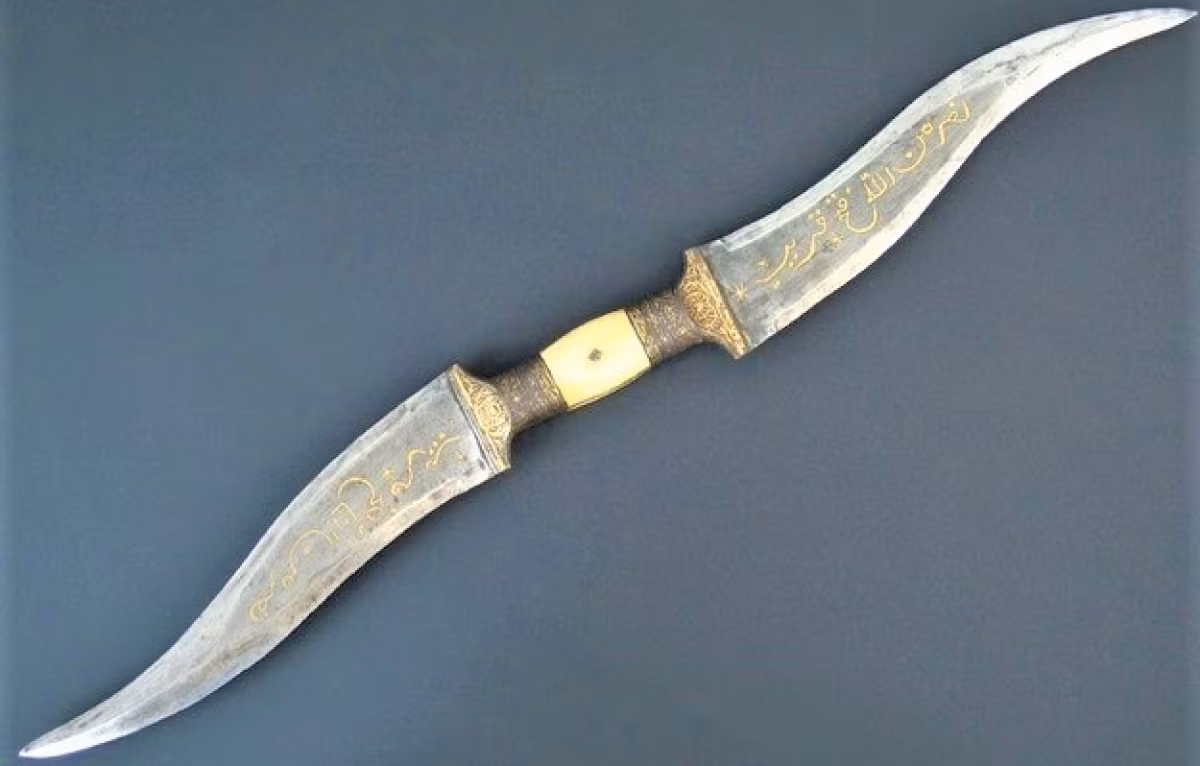 Haladie là một vũ khí cổ xưa có thiết kế độc đáo. Đó là một con dao hai lưỡi cong được gắn vào cùng một tay cầm của người Ấn Độ.