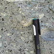 Theo nhóm nghiên cứu, vào 25 triệu năm trước, thế giới xảy ra những vụ phun trào kimberlite cổ đại sau khi mảng kiến tạo tách rời nhau. Họ phát hiện điều này khi phân tích dữ liệu lịch sử và mảng lục địa, những mảng vỏ Trái Đất khổng lồ di chuyển chậm và kimberlite - loại đá chứa kim cương bắn ra do phun trào.