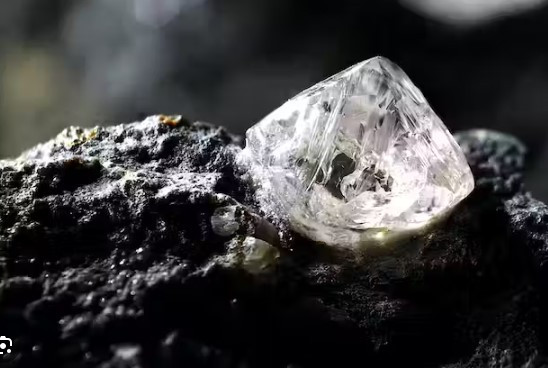 Nhờ vậy, nhóm nghiên cứu xác định được trải qua hàng tỷ năm, phần lớn vụ phun trào kimberlite xảy ra khoảng 25 triệu năm sau khi mảng lục địa tách ra. Khi tiến hành các kiểm tra chuyên sâu, nhóm của giáo sư Tom Gernon nhận thấy vụ phun trào kimberlite đầu tiên xảy ra sau khi mảng lục địa vỡ tới gần rìa.