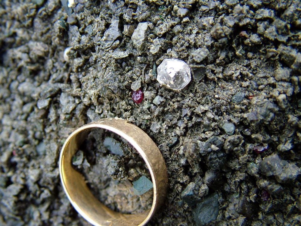 Những vụ phun trào tiếp theo đã ngày càng xê dịch về giữa mảng. Mảng lục địa tách ra và hợp lại theo thang thời gian cực rộng. Cách đây khoảng 300 triệu năm, Bắc Mỹ và Nam Mỹ nối liền với châu Phi và châu Âu, cùng thuộc siêu lục địa mang tên Pangea. Thế nhưng, khối đất liền này bắt đầu tách ra khoảng 175 triệu năm trước.