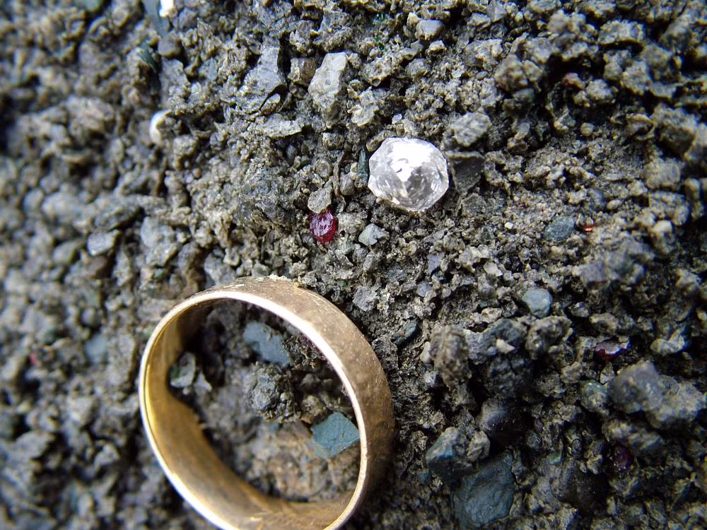 Những vụ phun trào tiếp theo đã ngày càng xê dịch về giữa mảng. Mảng lục địa tách ra và hợp lại theo thang thời gian cực rộng. Cách đây khoảng 300 triệu năm, Bắc Mỹ và Nam Mỹ nối liền với châu Phi và châu Âu, cùng thuộc siêu lục địa mang tên Pangea. Thế nhưng, khối đất liền này bắt đầu tách ra khoảng 175 triệu năm trước.