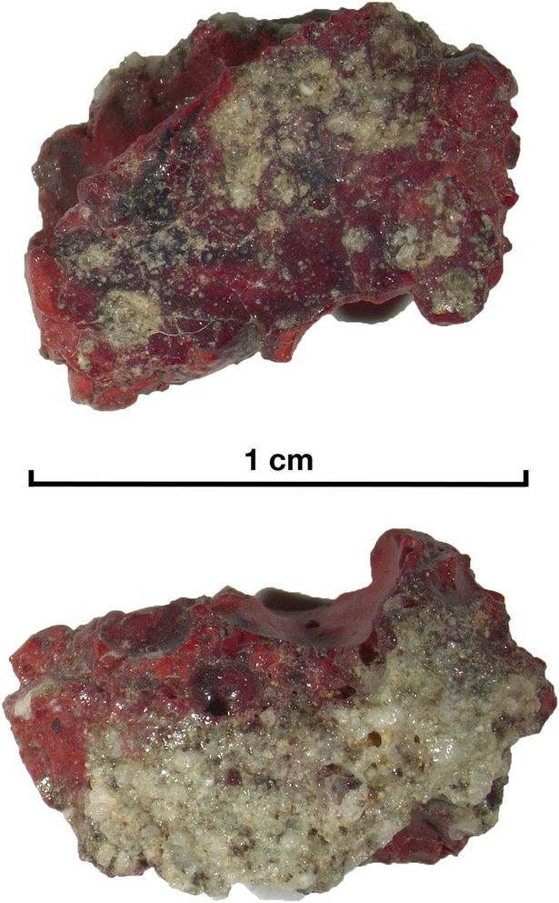 Trong đó, Trinitite xanh có thể hình thành từ vật liệu làm vỏ bom, trong khi Trinitite đỏ có thể bắt nguồn từ hệ thống dây bằng đồng.