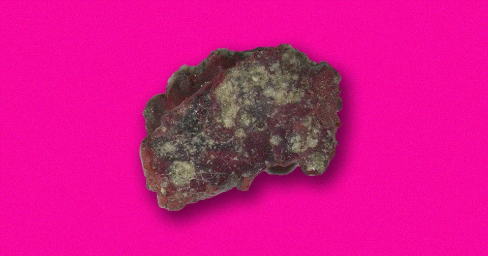 Các nhà khoa học cho hay bên trong Trinitite có một dạng vật chất hiếm được gọi là “giả tinh thể” (quasicrystal).