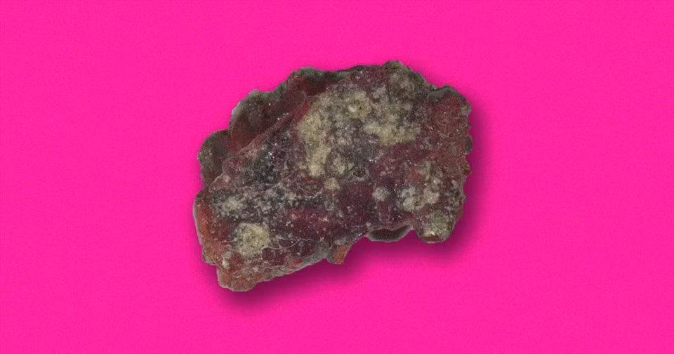 Các nhà khoa học cho hay bên trong Trinitite có một dạng vật chất hiếm được gọi là “giả tinh thể” (quasicrystal).