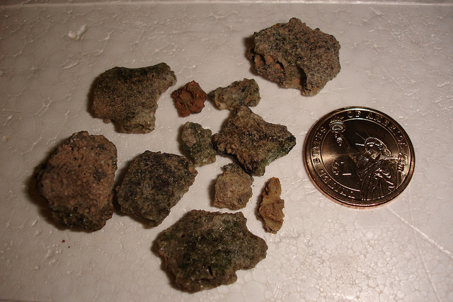 Trinitite hình thành từ cát nóng chảy do lượng nhiệt năng khổng lồ mà vụ nổ bom hạt nhân giải phóng. Theo ước tính, vụ nổ làm tăng nhiệt độ không khí ở vùng trung tâm lên khoảng 4.982 độ C.