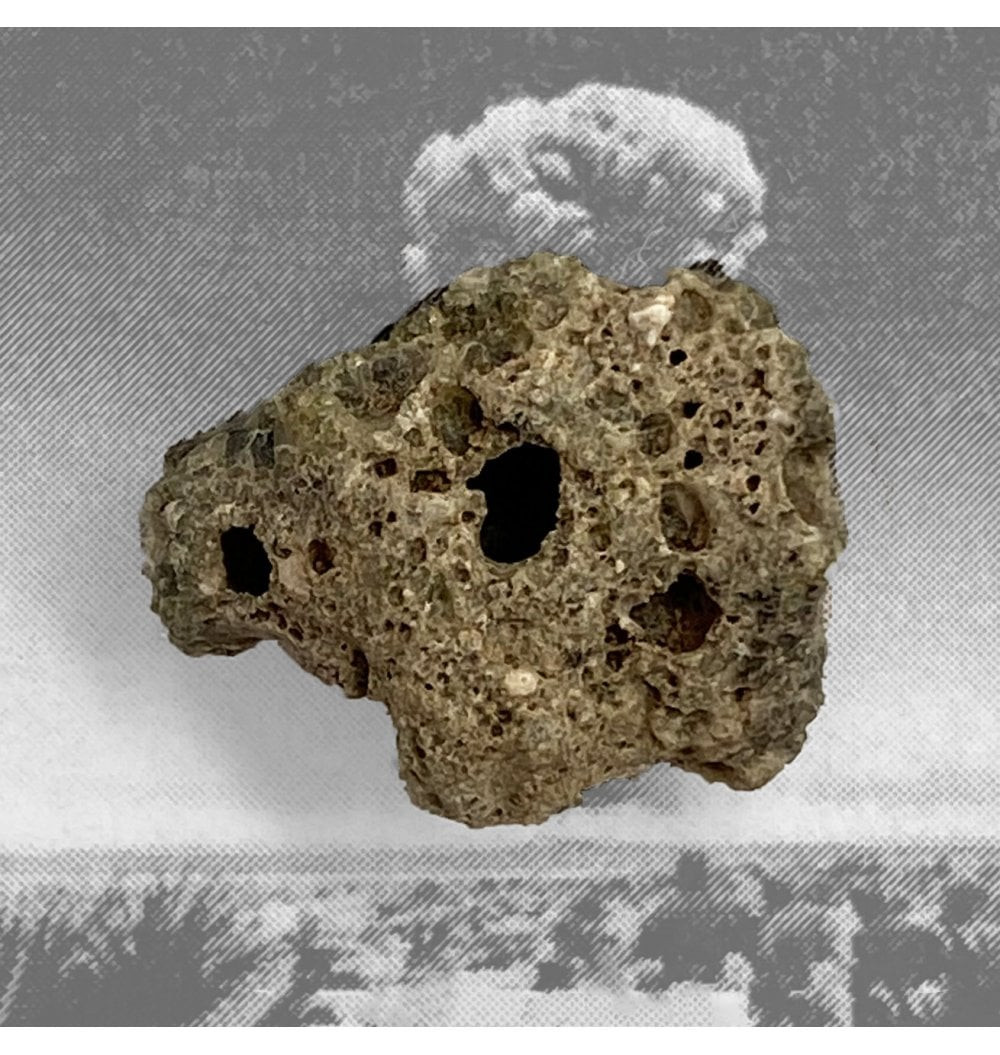 Thay vì các nguyên tử được sắp xếp theo một mô hình lặp lại ở cả ba chiều như các tinh thể thông thường trong tự nhiên, giả tinh thể có các nguyên tử không được sắp xếp theo một mô hình tuần hoàn.