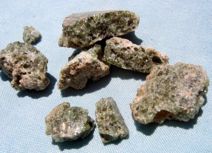 Đến những năm 1980, các chuyên gia phát hiện vụ thử “Trinity” đã vô tình tạo ra một vật liệu mới là Trinitite - đặt theo tên vụ nổ bom hạt nhân đầu tiên.