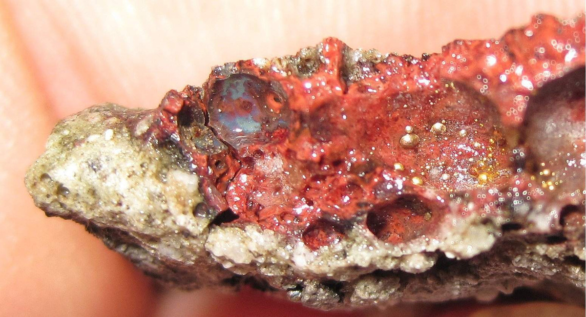 Theo các chuyên gia, Trinitite có thể có nhiều màu sắc khác nhau như: xám, xanh lá cây, đỏ. Họ cho rằng, mỗi màu của Trinitite được tạo ra bởi những vật liệu khác nhau trong quả bom, cũng như các hạt nhân phóng xạ khác nhau hình thành trong quá trình kích nổ.