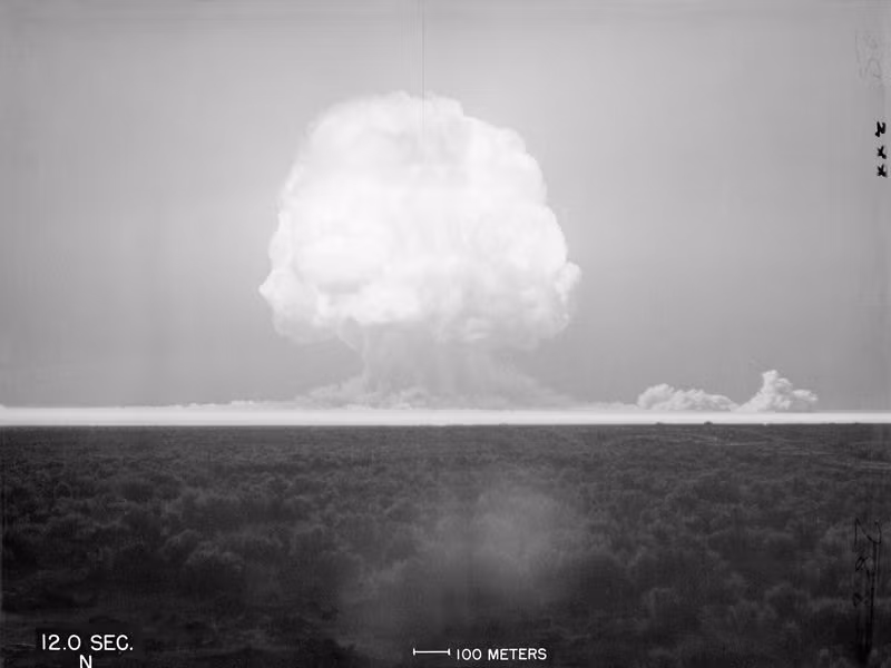 Quân đội Mỹ thực hiện vụ thử hạt nhân đầu tiên mang mật danh “Trinity” ở New Mexico vào lúc 5h29 sáng ngày 16/7/1945. Nguyên mẫu vũ khí nguyên tử này được gọi là "Gadget" được kích nổ và giải phóng năng lượng tương đương khoảng 21.000 tấn TNT.