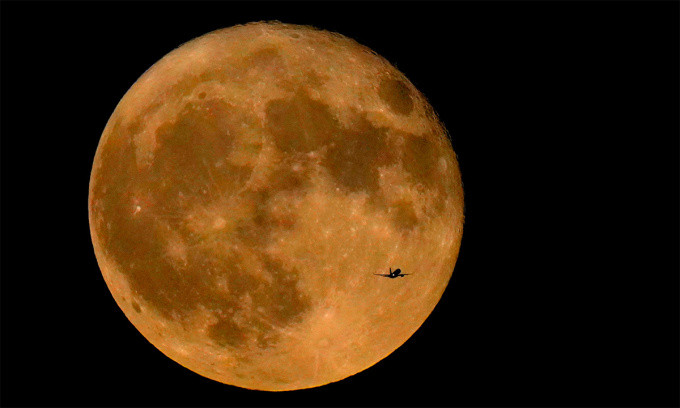 Khi diễn ra "siêu trăng cá tầm", Mặt Trăng cách Trái đất 357.581 km ở thời điểm gần nhất trong quỹ đạo di chuyển và trở thành siêu trăng tiến gần Trái Đất thứ hai trong năm 2023.