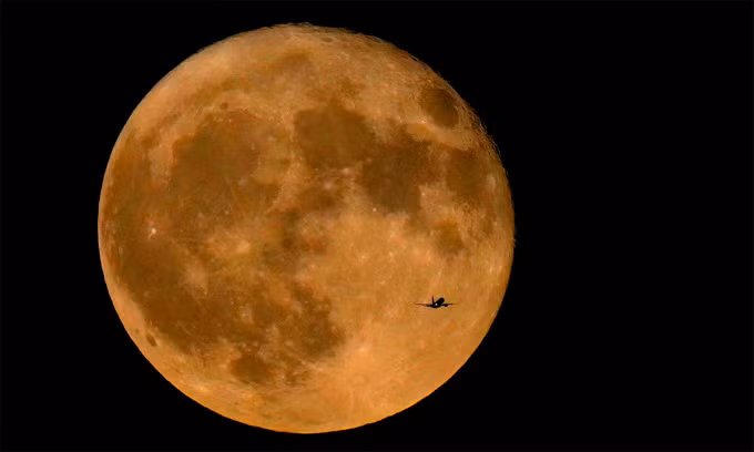 Khi diễn ra "siêu trăng cá tầm", Mặt Trăng cách Trái đất 357.581 km ở thời điểm gần nhất trong quỹ đạo di chuyển và trở thành siêu trăng tiến gần Trái Đất thứ hai trong năm 2023.