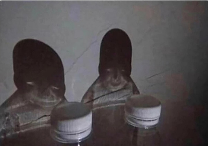 Do kỹ thuật chụp ảnh và thiếu ánh sáng nên bức ảnh chụp hai đứa trẻ này trông giống như một cảnh trong phim kinh dị.