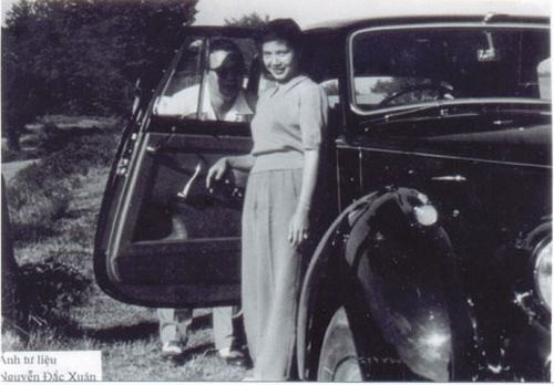 Vua Bảo Đại chụp ảnh cùng với thứ phi Mộng Điệp.