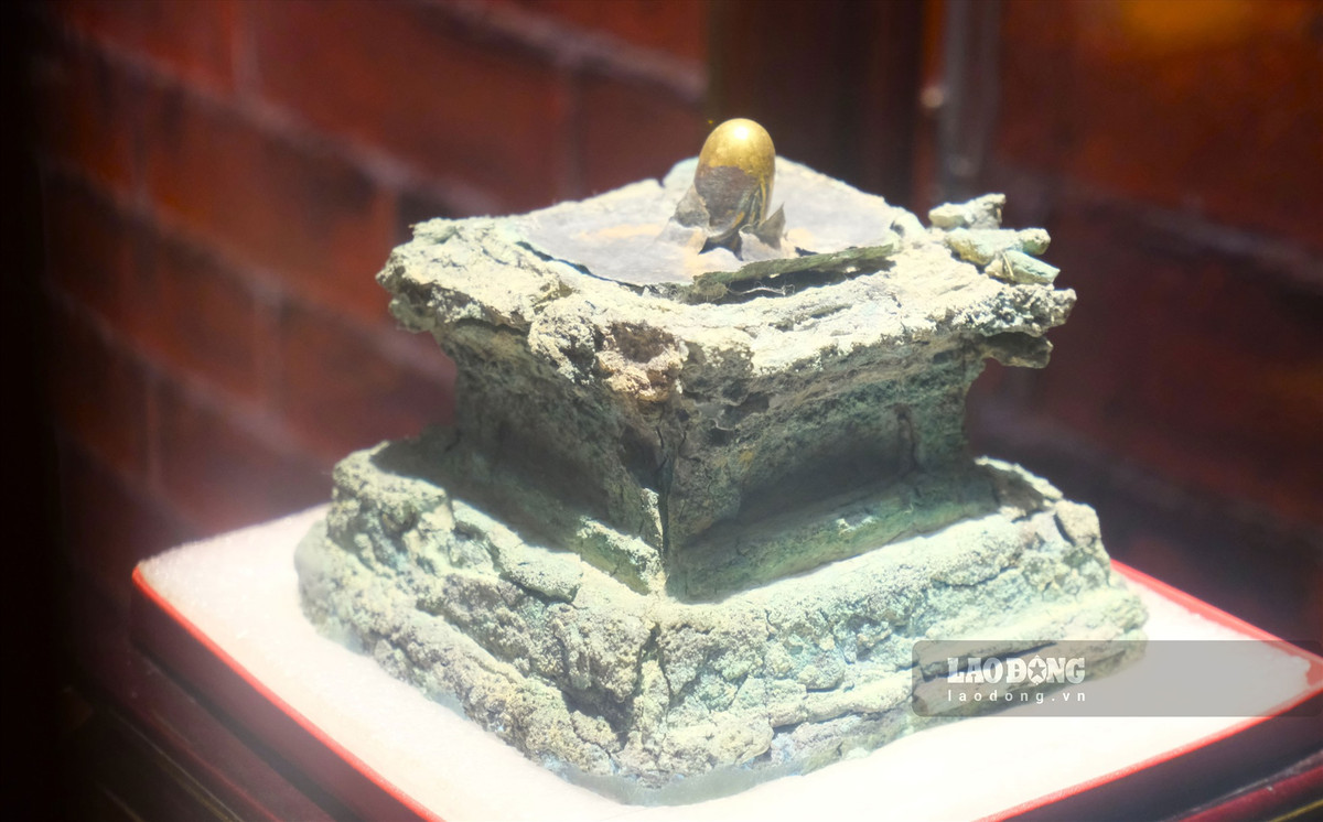 Óc Eo được biết đến như một nền văn hóa khảo cổ tiêu biểu ở vùng đất Nam Bộ những năm đầu Công nguyên. Năm 1944, nhà khảo cổ học người Pháp Louis Malleret đã phát hiện và định danh nền văn hóa Óc Eo. Trong ảnh là Bộ linga - yoni Linh Sơn là bộ linga - yoni duy nhất bằng kim loại vàng, đồng thau ghép lại thống nhất, có niên đại vào thế kỷ 7. Nguồn ảnh: Lao động.