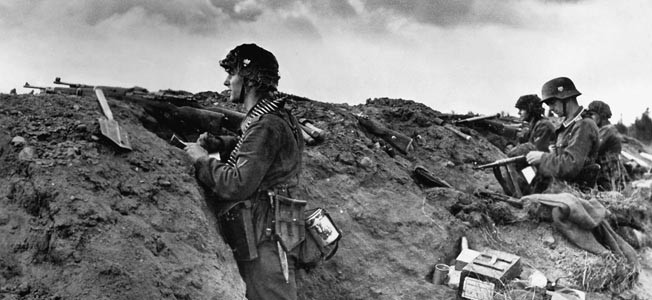 Theo lời kể của ông Nikolai Shmelev - cựu phi công tại Nam Tư và là anh hùng lực lượng vũ trang Liên Xô, khi mọi người đang chuẩn bị cho lễ diễu binh thì bất ngờ nghe thấy tiếng hét lớn: "Chạy đi, máy bay Đức sắp tấn công chúng ta".