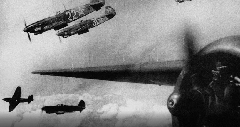 Binh sĩ Liên Xô nhanh chóng vẫy cờ đỏ để báo hiệu với các phi công Mỹ rằng họ đang tấn công đồng minh. Tuy nhiên, máy bay Mỹ vẫn tiếp tục ném bom.