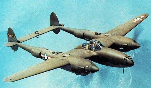 Vì vậy, mọi người có mặt tại quảng trường vội vã tìm nơi trú ẩn. Khi các chiến đấu cơ lại gần và hạ thấp độ cao, các binh sĩ Hồng quân Liên Xô nhận ra đó là các máy bay P-38 của Mỹ. Khi ấy, Mỹ và Liên Xô đứng cùng chiến tuyến, đối đầu với trục Phát xít.