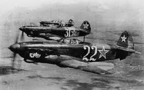 Vậy nên, sau đó, phi đội gồm 9 máy bay chiến đấu Yak-3 của Liên Xô được lệnh xuất kích. Dù vậy, họ được lệnh ban đầu là không khai hỏa trước cũng như phát tín hiệu nhận biết, đề phòng trường hợp không quân Mỹ nhầm lẫn.