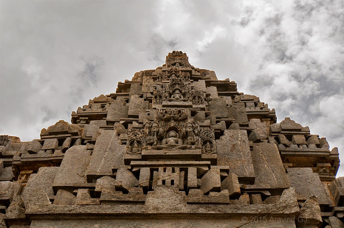 Suốt nhiều năm, các nhà khoa học "bối rối" khi ngôi đền Akkana Basadi được chạm khắc đá tỉ mỉ, hoa văn tinh xảo, các trụ được đánh bóng nhẵn tuyệt đẹp.