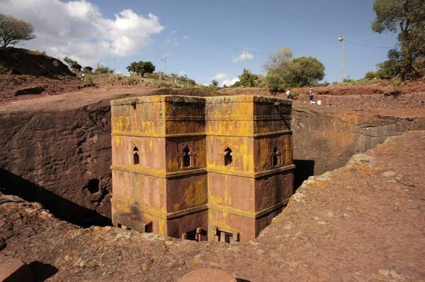 Tuy nhiên, một số giai thoại được người dân địa phương lưu truyền kể rằng, nhà thờ trong lòng núi đá ở thị trấn Lalibela do thiên thần giúp đỡ. Theo giả thuyết này, con người xây dựng vào ban ngày và ban đêm, thiên thần xuất hiện và giúp đẩy nhanh tiến độ.