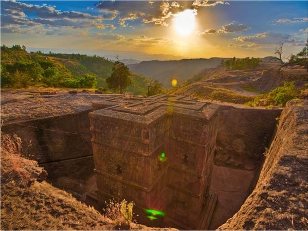 Nhà thờ trong lòng núi đá ở thị trấn Lalibela, Ethiopia. Đây là một trong những kiến trúc cổ xưa gây nhiều tò mò về cách xây dựng. Nằm ở độ cao gần 2.500 m so với mặt nước biển, xung quanh thị trấn Lalibela là những vùng núi đá khô cằn. Vào thế kỷ 13, những tín đồ sùng đạo Thiên Chúa đã đục đẽo những khối đá núi lửa màu đỏ để “xây” lên 13 nhà thờ.