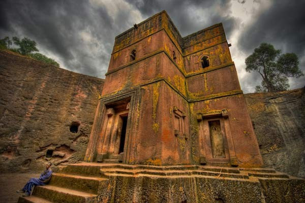 4 trong số những nhà thờ đó được hoàn thiện đứng độc lập với khối đá và chỉ phần nền móng còn gắn liền với khối đá mẹ. Trong khi đó, 9 nhà thờ khác nằm sâu trong lòng núi đá và chỉ có bề mặt được “giải phóng”.